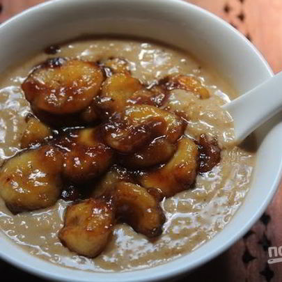 Овсяная каша с карамелью и бананом