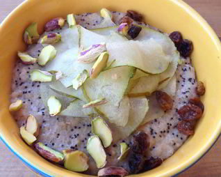 Овсяная каша с маком, изюмом и подсолнечными семечками