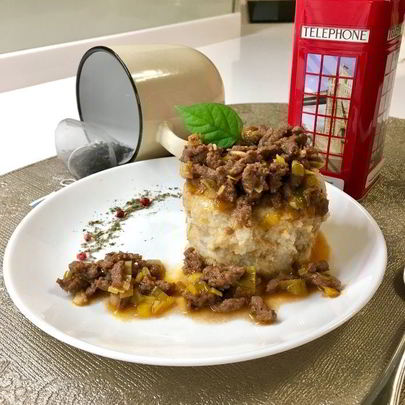 Овсяная каша с мясным соусом и красным вином