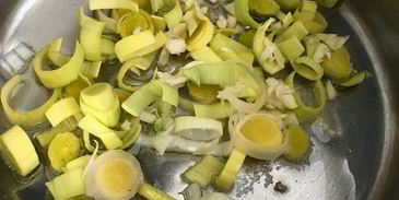 овсяная каша с мясным соусом и красным вином