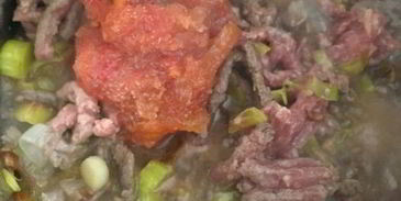 овсяная каша с мясным соусом и красным вином