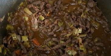 овсяная каша с мясным соусом и красным вином