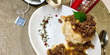 овсяная каша с мясным соусом и красным вином