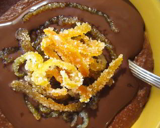 Овсяная каша с шоколадным пудингом и засахаренной апельсиновой цедрой