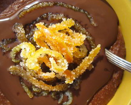Овсяная каша с шоколадным пудингом и засахаренной апельсиновой цедрой