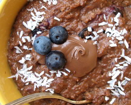 Овсяная каша с шоколадом, голубикой и кокосовой стружкой