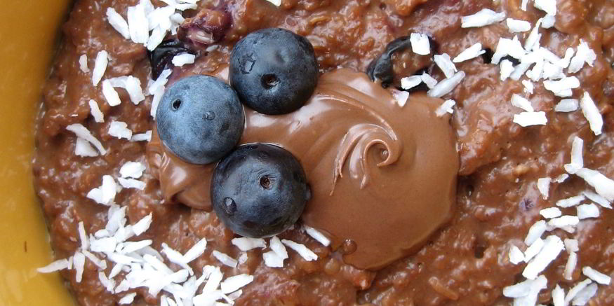 Рецепт овсяной каши с шоколадом, голубикой и кокосовой стружкой