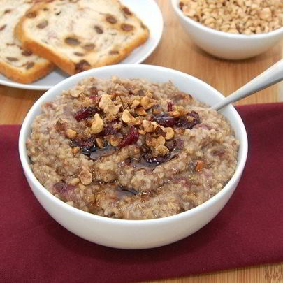 Овсяная каша с сушеной вишней и фундуком