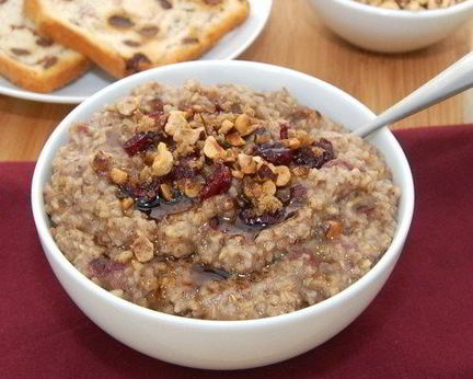 Овсяная каша с сушеной вишней и фундуком