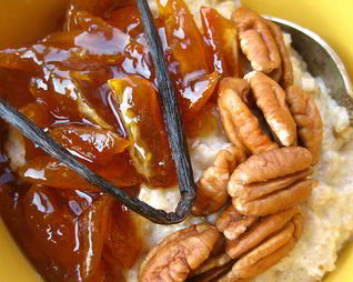 Овсяная каша с ванилью, кумкватом и пеканом