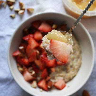 Овсяная каша с ванилью, жареным миндалем и клубникой