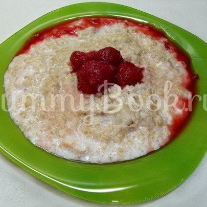 Овсяная каша с яблоками, грецкими орехами и клубникой