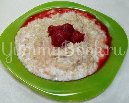 Овсяная каша с яблоками, грецкими орехами и клубникой