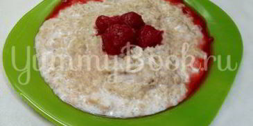 овсяная каша с яблоками, грецкими орехами и клубникой