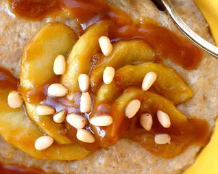 Овсяная каша с яблоком и соленой карамелью