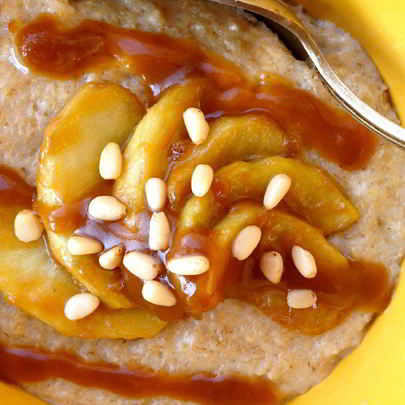 Овсяная каша с яблоком и соленой карамелью