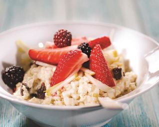 Овсяная каша с яблоком, изюмом и корицей