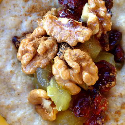 Овсяная каша с яблоком, клюквой и грецким орехом