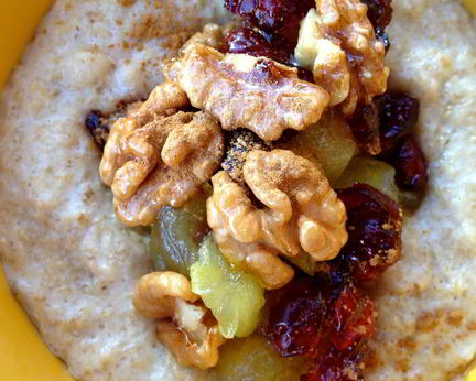 Овсяная каша с яблоком, клюквой и грецким орехом