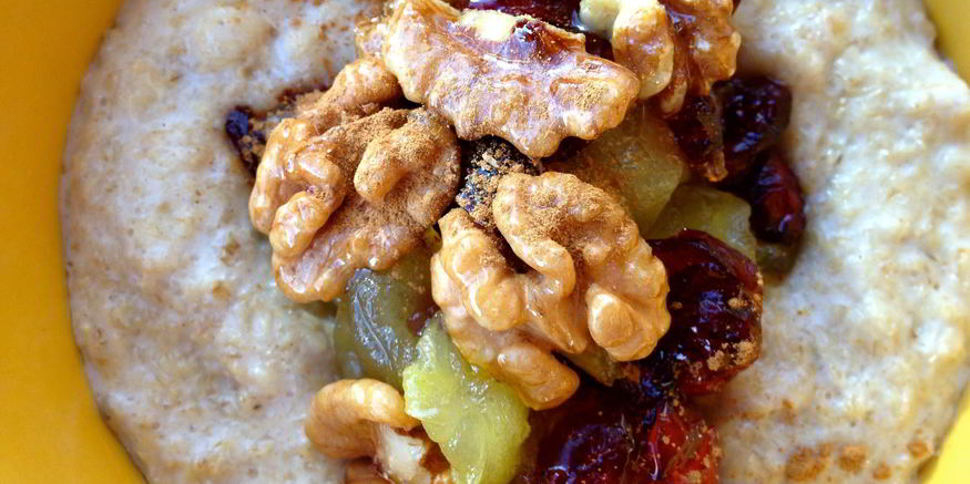 Рецепт овсяной каши с яблоком, клюквой и грецким орехом