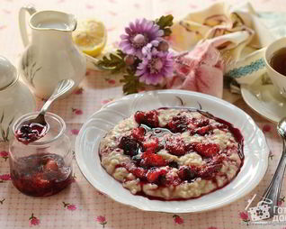 Овсяная каша с ягодами, апельсином и корицей