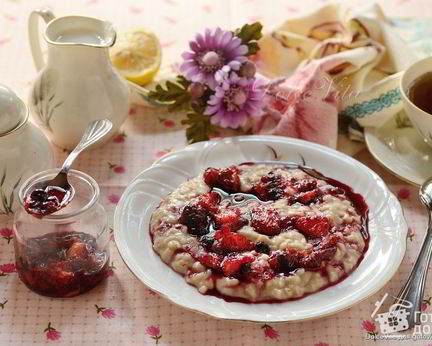 Овсяная каша с ягодами, апельсином и корицей