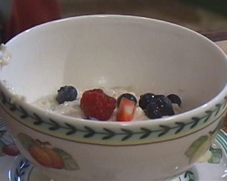 Овсяная каша с ягодами и сухофруктами