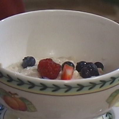 Овсяная каша с ягодами и сухофруктами