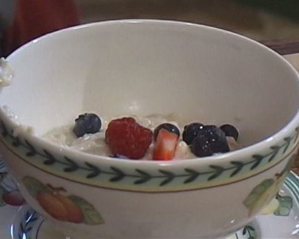 Овсяная каша с ягодами и сухофруктами