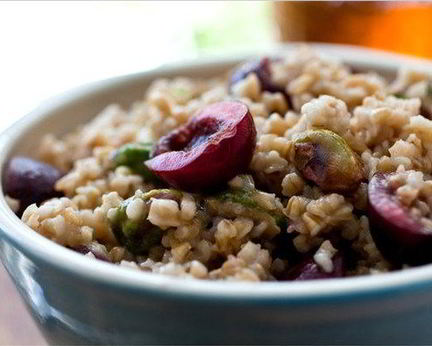 Овсяная каша с ягодно-фисташковым соусом