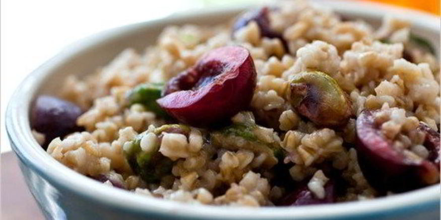 Рецепт овсяной каши с ягодно-фисташковым соусом