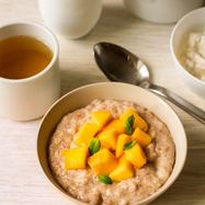 Рецепт Овсяной каши со сгущенкой и манго