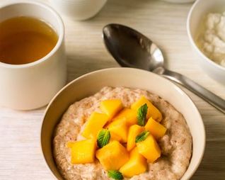 Овсяная каша со сгущенкой и манго