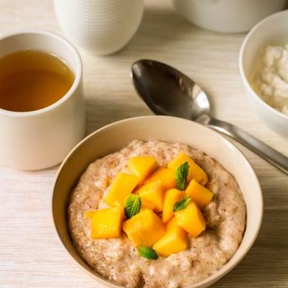 Овсяная каша со сгущенкой и манго