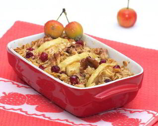 Овсянка, запеченная с яблоками, клюквой и грецкими орехами