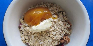 овсянка, запеченная с яблоками, клюквой и грецкими орехами