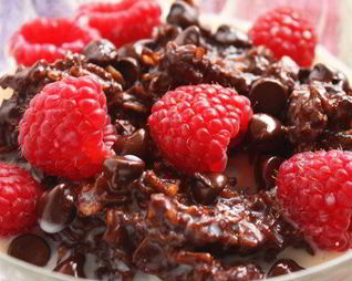 Шоколадная овсяная каша с малиной