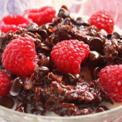 Шоколадная овсяная каша с малиной