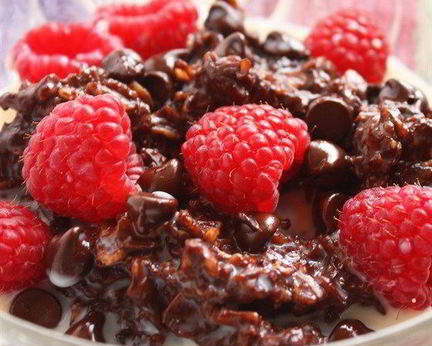 Шоколадная овсяная каша с малиной