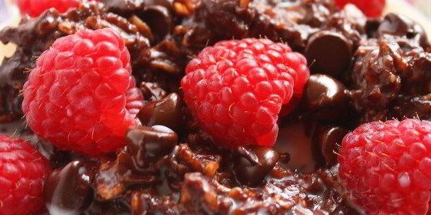 Рецепт шоколадной овсяной каши с малиной