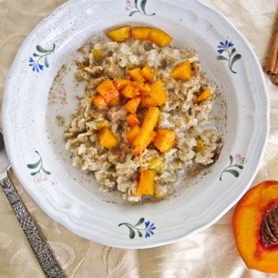 Сливочная овсяная каша с персиками