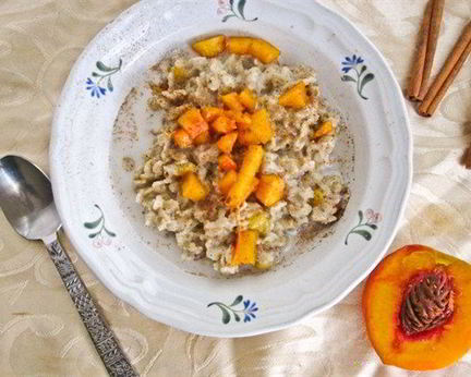 Сливочная овсяная каша с персиками