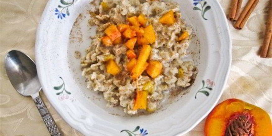Рецепт сливочной овсяной каши с персиками