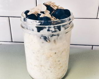 Сырая овсяная каша с ягодами и миндалем