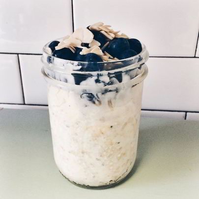 Сырая овсяная каша с ягодами и миндалем