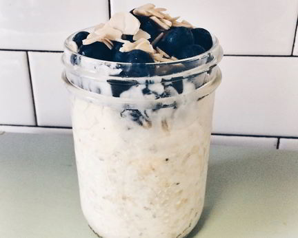 Сырая овсяная каша с ягодами и миндалем