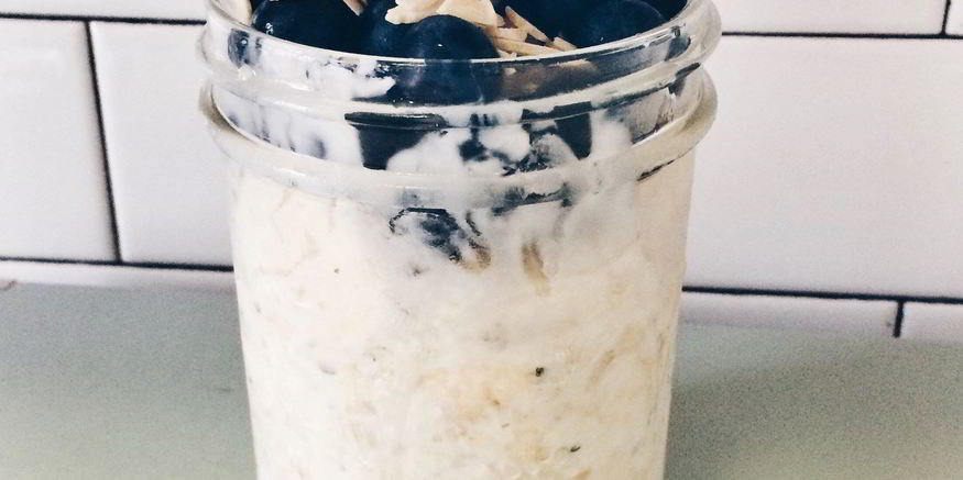 Рецепт сырой овсяной каши с ягодами и миндалем