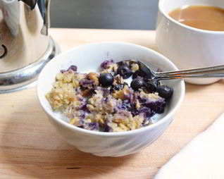 Запеченная овсянка с черникой и бананом