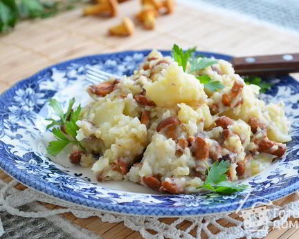 Сетуская картофельно-ячменная каша с лисичками