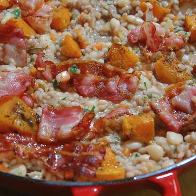 Перловая каша с фасолью, тыквой и беконом